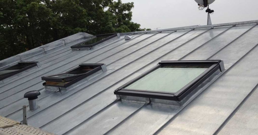Pose fenêtres de toit velux toiture zinc à Paris